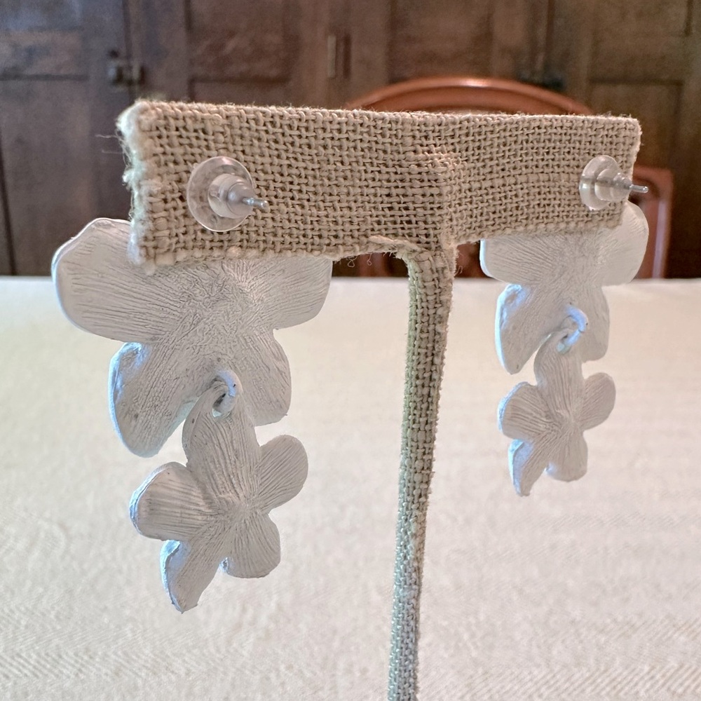 🦋White Dogwood Flower Statement Drop Earrings - Painted Resin Floral Design - Picture 4 of 6